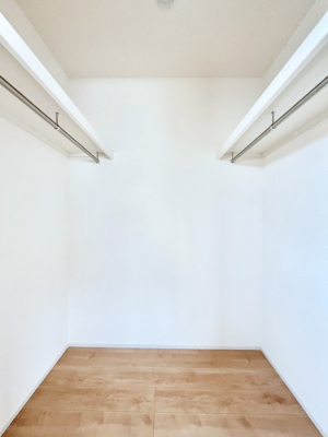 ���̑��@�����`Walk-in Closet�`�@�K�v�Ȃ��̂�R�[�f�B�l�[�g���ꗗ���Ċm�F�ł��A�g�x�x�⏀�����Z���ԂōςރE�H�[�N�C���N���[�[�b�g��ݒu���܂����B�Ƃ̒�����������Ƃ�����֗��Ȏ��[�X�y�[�X�ł��B