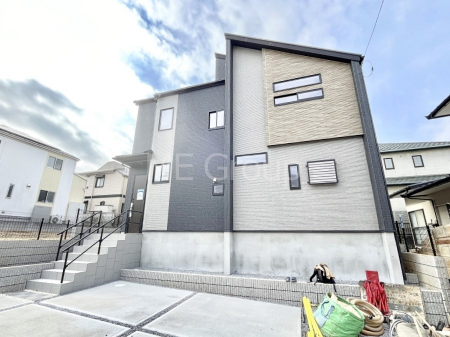 ���n�O�ώʐ^�@�O�ρ`Exterior�`  �ՐÂȏZ��n�Ŏq��ĉƑ��Ƀs�b�^���B  �����̂��U�������K�ȗ΂Ɍb�܂ꂽ�G���A�ŁA���R�ɕ�܂ꂽ���₩�ȕ�炵���������邽�߂́A��Ƃ肠��Z���������Ă��܂��B