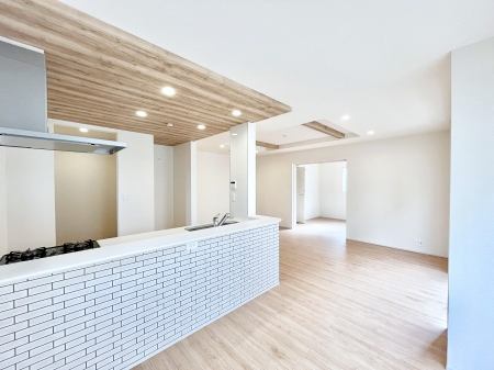 ���r���O�@�����`Living�`�@�Ƒ��̈�̊�����������L�X�Ƃ����X�y�[�X�B�Ƒ��Ɖ߂������Ԃ��؂ɂ�����Ƀs�b�^���̂�Ƃ�̏Z��Ԃł��B���q�l���������Ă����S���Č����܂��B�Ƒ��̏΂��������ɂ��ڂɕ����т܂��B