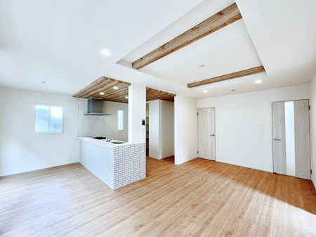 ���̑����ρ@�����`Living�`�@�Ƒ��̐H����c���̂ق��A�q�ǂ���V�΂�����A�F�l���������肷��LDK�͏Z�܂��̒��S�B�����ԉ߂����ꏊ������A���̋�Ԃ͏Z�܂��S�̂̋��S�n�����E���܂��B