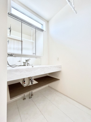 ���ʑ�E���ʏ��@�����`Dressing Room�`�@�\���ȑ傫���̐��ʑ�͎��[�����鎖�Ȃ���A�g�����Ȃ݃`�F�b�N�⎕�����ȂǁA���̍Q�����������Ԃł��z�e�����C�N�ȃX�y�[�X�ŗ]�T�Ƃ�Ƃ�������Ē����܂��B