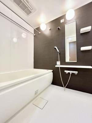 �����@�����`Bath Room�`�@�������������͋C�̗����Ŗ����Ɍ����ă��t���b�V���B���������@�\���t���Ă���̂ŗׂ̐���@�u����Ő􂢏オ�������󕨂��A�J�̓����V�C���C�ɂ������������邱�Ƃ��\�ł��B