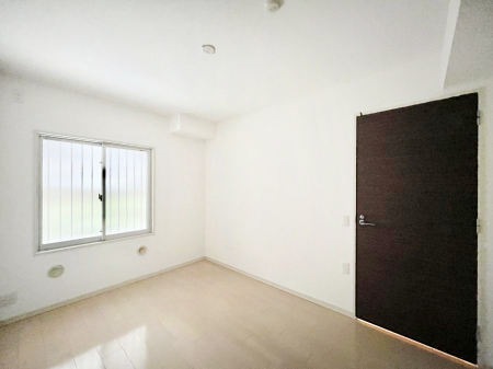 ���̑����ρ@�����`Bed Room�`�@�؂̉����肪�₳�����t���[�����O�͈��炬�������炷�v���C�x�[�g��ԁB����߂̃t���[�����O�ł��̂ŁA�ǎ��Ƃ��}�b�`���A���������X�ɍL�������Ă������ʂ��B