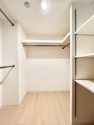 ���̑��@�����`Walk-in Closet�`�@�K�v�Ȃ��̂�R�[�f�B�l�[�g���ꗗ���Ċm�F�ł��A�g�x�x�⏀�����Z���ԂōςރE�H�[�N�C���N���[�[�b�g��ݒu���܂����B�Ƃ̒�����������Ƃ�����֗��Ȏ��[�X�y�[�X�ł��B