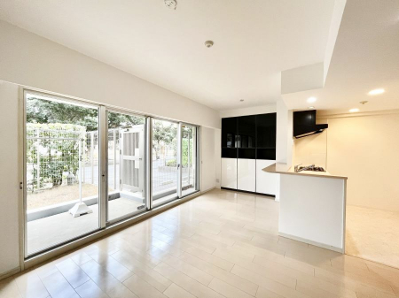 ���r���O�@�����`Living�`�@�O���̗��Ȃ��V���v���ł�������LDK�B�傫�ȑ�������������������ނ̂Ŏ��������邭�A�Ƒ��̌e���̏�Ƃ��ăs�b�^���ł��B�J�����Ɠ�������̗ǂ��𐥔񂲗����������I