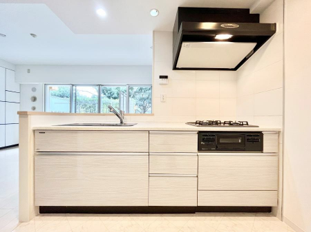 �L�b�`���@�����`Kitchen�`  �L�b�`���͐��������o�₷���Ƃ���Ȃ̂ŁA���C�h�^�C�v�ŃX�b�L���ƁB  ���Ƒ��݂�ȂŒ������ł���X�y�[�X�������B  ���[�͂����Ղ�Ȓ݂�˕t����