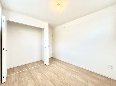 �Q���@�����`Bed Room�`�@�������������̂��ˌ��Ẵ����b�g�ł��B���Ƒ������������ƂŎ苷�Ɋ����Ă����Z�܂����ˌ��Ăł͊e�����v���C�o�V�[��ۂ��Ƃ��ł��܂��B�Z�܂��ɂ�Ƃ肪���܂�S�������b�N�X�ł��܂���