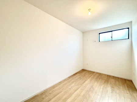 �q�������@�����`Bed Room�`�@�q�������͂��q�l�ɂƂ��đ�Ϗd�Ȗ���������܂��B�q����l�ŉ߂�����Ԃ�^���邱�ƂŁA�h���׋����Ԃ����R�Ƒ����܂����畔���̕Еt����|���Ȃǂ��������ƂɌq����܂��B