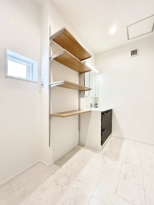 ���̑��@�������P�������`Dressing Room�`�@�������̂�����K��Ԃł��B�����̐g�x�x���C�����ǂ����g�������܂��B�����h���[�X�y�[�X�ɂ͊��������[������܂��B�o�X�^�I���Ȃǂ��X�b�L�����[�ł��܂��ˁB  