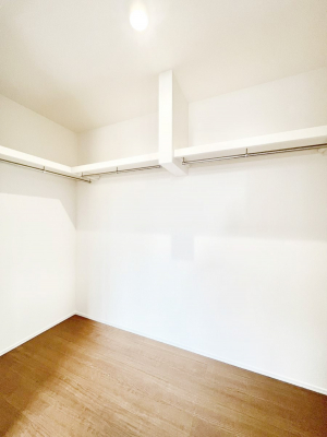 ���̑��@�������P�������`Walk-in Closet�`�@��������̗m���������Ă��V���ɂȂ�ɂ����E�H�[�N�C���N���[�[�b�g�B�m���ȊO�ɂ��A���i�g��Ȃ��Ɠd��X�[�c�P�[�X�A�X�g�b�N�i�Ȃǉ��ł��Еt����������ԁB