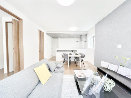 ���̑����ρ@�������P�������`Living�`�@�Ƒ��̐H����c���̂ق��A�q�ǂ���V�΂�����A�F�l���������肷��LDK�͏Z�܂��̒��S�B�����ԉ߂����ꏊ������A���̋�Ԃ͏Z�܂��S�̂̋��S�n�����E���܂��B