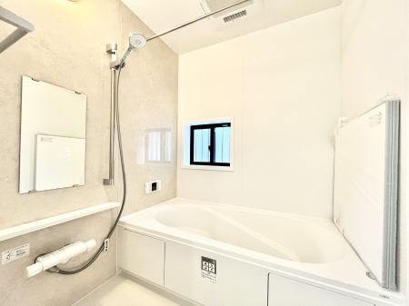 �����@������B�������`Bath Room�`�@���t���̃o�X���[���́A�̌������薾�邭�C�����̗ǂ���Ԃł��B�������邱�ƂŁA���C�����ǍD�B������芰����o�X���[���ŁA�����̃o�X�^�C�����y���݂ɂȂ肻���ł��B