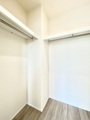 ���̑��@������B�������`Walk-in Closet�`�@��������̗m���������Ă��V���ɂȂ�ɂ����E�H�[�N�C���N���[�[�b�g�B�m���ȊO�ɂ��A���i�g��Ȃ��Ɠd��X�[�c�P�[�X�A�X�g�b�N�i�Ȃǉ��ł��Еt����������Ԃł��B