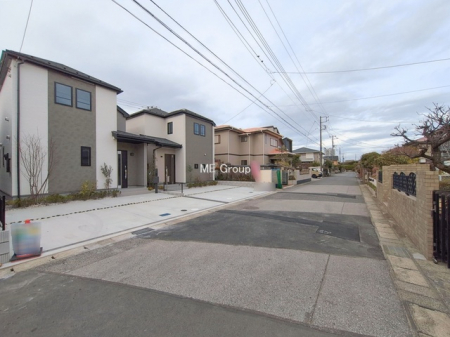 ���n�O�ώʐ^�@�`Exterior�`�@�O�ʓ��H�F�쐼 21m �����A�k�� 6m �����@��w�̈�ˌ��Ă𒆐S�Ƃ����X���݂����R�Ƒ����A���ӂ͍��������������Ă��Ȃ��̂ŁA�΂̑����ՐÂȎ����������ł��B