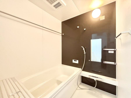 �����@�����`Bath Room�`�@�������������͋C�̗����Ŗ����Ɍ����ă��t���b�V���B���������@�\���t���Ă���̂ŗׂ̐���@�u����Ő􂢏オ�������󕨂��A�J�̓����V�C���C�ɂ������������邱�Ƃ��\�ł��B