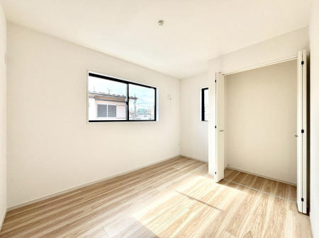 �Q���@�����`Bed Room�`  �S�����ɂ͎��[�N���[�[�b�g�������I���i�g���̂��m���⏬���͂������A�G�ߕ��̂��m���Ȃǂ���������Ɛ������ڂ����܂������܂��B  ������Ԃ��L���g�p�ł��܂��ˁB