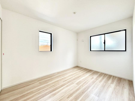 �q�������@�����`Bed Room�`�@�q�������͂��q�l�ɂƂ��đ�Ϗd�Ȗ���������܂��B�q����l�ŉ߂�����Ԃ�^���邱�ƂŁA�h���׋����Ԃ����R�Ƒ����܂����畔���̕Еt����|���Ȃǂ��������ƂɌq����܂��B