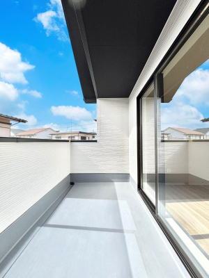 �o���R�j�[�@�����`Balcony�`�@������̃o���R�j�[�̑O�ɂ͉_�ȊO�ɑ��z���Ղ���̂�����܂���B�����󕨂������₷���A����薾�邭�C�����̂������������Ă��܂��B�g���₷���J���I�ȃo���R�j�[�ł���