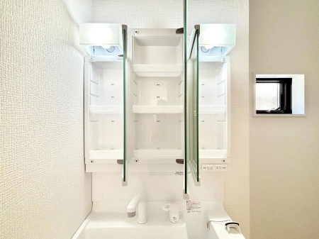 ���̑����ρ@�O�ʋ��̗��ɁA���ϕi��q���p�i�Ȃǂ����[�\�B���ʑ����������ƕۂ��܂��I