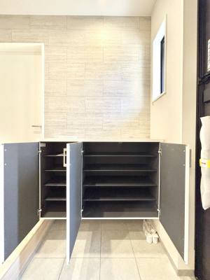 ���̑����ρ@�����Ղ���[�ł���V���[�Y�{�b�N�X�ŉƑ��S���̌C���A���ւ�������B  