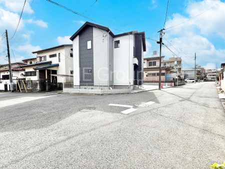 ���n�O�ώʐ^�@�O�ρ`Exterior�`�@�O�ʓ��H�F�k�� 6.09m �����A�k�� 6.04m �����@��w�̈�ˌ��Ă𒆐S�Ƃ����X���݂����R�Ƒ����A���ӂ͍��������������Ă��Ȃ��̂ŁA�΂̑����ՐÂȎ����������ł��B  