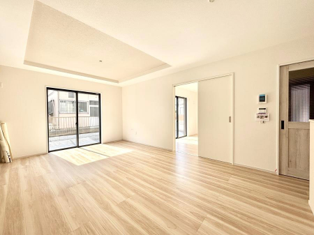 ���̑����ρ@�����`Living�`�@�Ƒ��̐H����c���̂ق��A�q�ǂ���V�΂�����A�F�l���������肷��LDK�͏Z�܂��̒��S�B�����ԉ߂����ꏊ������A���̋�Ԃ͏Z�܂��S�̂̋��S�n�����E���܂��B