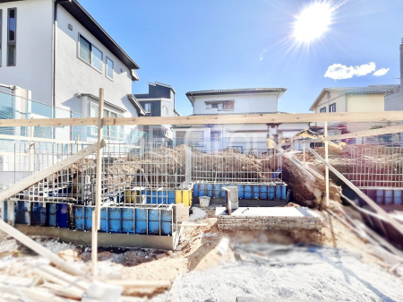 ���n�O�ώʐ^�@�O�ρ�2�������`Exterior�`  �ՐÂȏZ��n�Ŏq��ĉƑ��Ƀs�b�^���B  �����̂��U�������K�ȗ΂Ɍb�܂ꂽ�G���A�ŁA���R�ɕ�܂ꂽ���₩�ȕ�炵���������邽�߂́A��Ƃ肠��Z���������Ă��܂��B