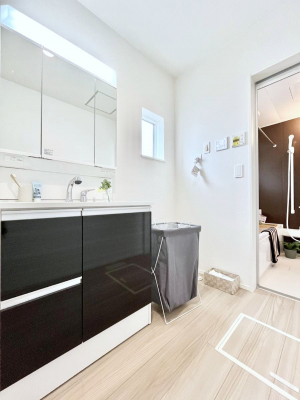 ���̑��@�����`Dressing Room�`�\���ȑ傫���̐��ʑ�͎��[�����鎖�Ȃ���A�g�����Ȃ݃`�F�b�N�⎕�����ȂǁA���̍Q�����������Ԃł��z�e�����C�N�ȃX�y�[�X�ŗ]�T�Ƃ�Ƃ�������Ē����܂��B