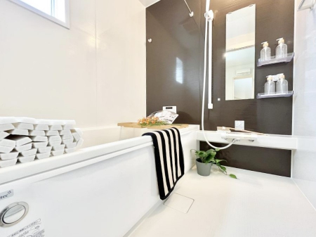 �����@�����`Bath Room�`�@����L�΂��ē������邱�Ƃ��\�I����̔�������M�d�ȃo�X�^�C���ł��B���q�l�Ƃ��ꏏ�ł��\���ȍL���Ȃ̂ŁA���r���O�Ƃ͈�����Ƒ��c�R�̂ЂƎ������y���݂��������܂��B