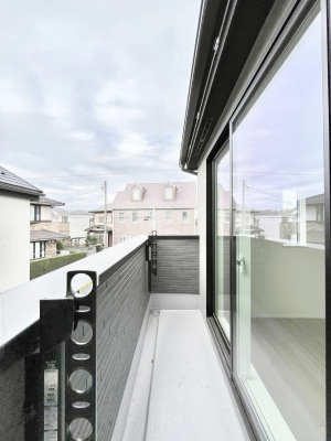 �o���R�j�[�@�����`Balcony�`�@�傫�ȋ�Ɉ͂܂ꂽ�C�����̂����ƁB�o���R�j�[��`�������ň��|�I�ȊJ�����ɕ�܂�܂��B�o���R�j�[�͗z���������݂��z�c����󕨂��C�����悭�������Ƃ��ł��܂��B