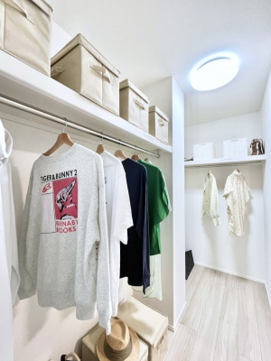 ���̑��@�����`Walk-in Closet�`�@��������̗m���������Ă��V���ɂȂ�ɂ����E�H�[�N�C���N���[�[�b�g�B�m���ȊO�ɂ��A���i�g��Ȃ��Ɠd��X�[�c�P�[�X�A�X�g�b�N�i�Ȃǉ��ł��Еt����������Ԃł��B