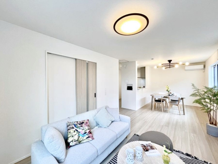 ���r���O�@�����`Living�`�@�����ɂ݂͂�Ȃ��W���A�H���Ɗy������b���n�܂�B�b�ɖ����ɂȂ肷���āA��������Y��锼�߂��ɂȂ��Ă��܂��B����ȑ��̊Ԃ̍K�������������Ă����ꏊ�ł��肽���B