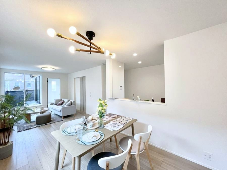 ���r���O�@�����`Living�`�@�O���̗��Ȃ��V���v���ł�������LDK�B�傫�ȑ�������������������ނ̂Ŏ��������邭�A�Ƒ��̌e���̏�Ƃ��ăs�b�^���ł��B�J�����Ɠ�������̗ǂ��𐥔񂲗����������I