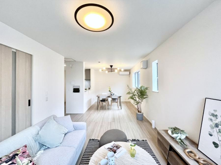 ���̑����ρ@�����`Living�`�@�Ƒ��̐H����c���̂ق��A�q�ǂ���V�΂�����A�F�l���������肷��LDK�͏Z�܂��̒��S�B�����ԉ߂����ꏊ������A���̋�Ԃ͏Z�܂��S�̂̋��S�n�����E���܂��B