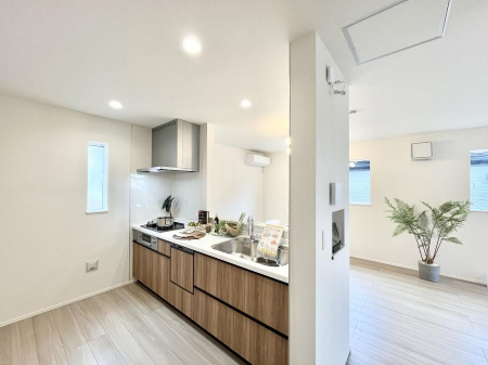 �L�b�`���@�����`Kitchen�`�@���R�������鑋�̂���L�b�`���������g���ꏊ�����炱���A�g��������l�����܂����B�������Ƃ����L�b�`���R�[�i�[�͎����L���Ȏd�オ��ƂȂ��Ă���܂��B