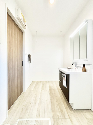 ���̑��@�����`Dressing Room�`�@�\���ȑ傫���̐��ʑ�͎��[�����鎖�Ȃ���A�g�����Ȃ݃`�F�b�N�⎕�����ȂǁA���̍Q�����������Ԃł��z�e�����C�N�ȃX�y�[�X�ŗ]�T�Ƃ�Ƃ�������Ē����܂��B