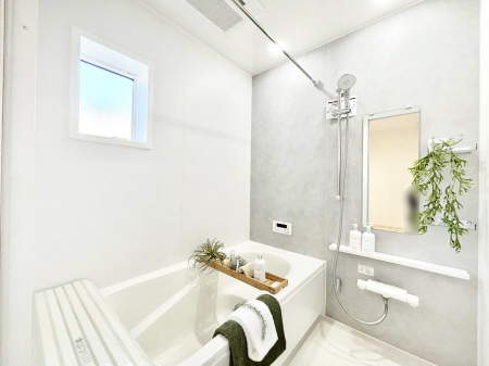 �����@�����`Bath Room�`�@�������������͋C�̗����Ŗ����Ɍ����ă��t���b�V���B���������@�\���t���Ă���̂ŗׂ̐���@�u����Ő􂢏オ�������󕨂��A�J�̓����V�C���C�ɂ������������邱�Ƃ��\�ł��B