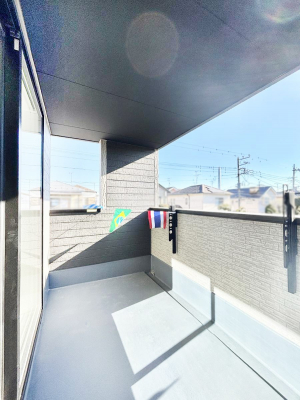 �o���R�j�[�@�����`Balcony�`�@������̃o���R�j�[�̑O�ɂ͉_�ȊO�ɑ��z���Ղ���̂�����܂���B�����󕨂������₷���A����薾�邭�C�����̂������������Ă��܂��B�g���₷���J���I�ȃo���R�j�[�ł���