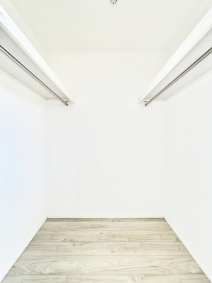 ���̑��@�����`Walk-in Closet�`�@�K�v�Ȃ��̂�R�[�f�B�l�[�g���ꗗ���Ċm�F�ł��A�g�x�x�⏀�����Z���ԂōςރE�H�[�N�C���N���[�[�b�g��ݒu���܂����B�Ƃ̒�����������Ƃ�����֗��Ȏ��[�X�y�[�X�ł��B