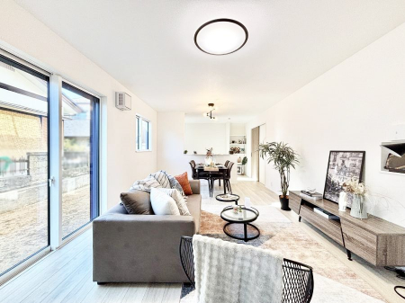 ���r���O�@�����`Living�`�@�Ƒ��̈�̊�����������L�X�Ƃ����X�y�[�X�B�Ƒ��Ɖ߂������Ԃ��؂ɂ�����Ƀs�b�^���̂�Ƃ�̏Z��Ԃł��B���q�l���������Ă����S���Č����܂��B�Ƒ��̏΂��������ɂ��ڂɕ����т܂��B