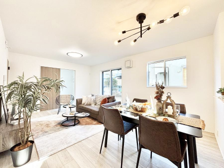 ���r���O�@�����`Living�`�@�O���̗��Ȃ��V���v���ł�������LDK�B�傫�ȑ�������������������ނ̂Ŏ��������邭�A�Ƒ��̌e���̏�Ƃ��ăs�b�^���ł��B�J�����Ɠ�������̗ǂ��𐥔񂲗����������I