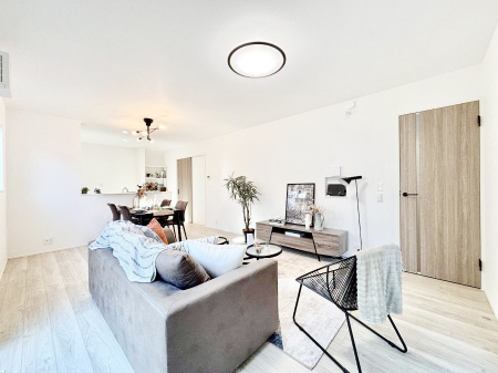 ���̑����ρ@�����`Living�`�@�Ƒ��̐H����c���̂ق��A�q�ǂ���V�΂�����A�F�l���������肷��LDK�͏Z�܂��̒��S�B�����ԉ߂����ꏊ������A���̋�Ԃ͏Z�܂��S�̂̋��S�n�����E���܂��B