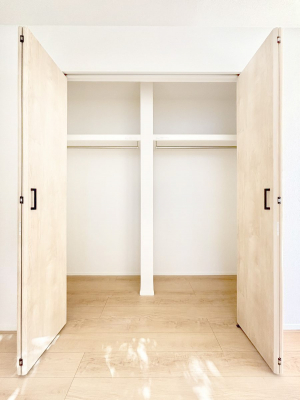 ���[�@�����`Closet�`�@�ǖʃN���[�[�b�g������΃^���X��u���K�v���Ȃ��A�o������̂Ȃ��X�b�L����Ԃ��ێ��ł��܂��B����ꂽ�X�y�[�X��L���Ɋ��p�ł������B�G�߂̈ߗނ��̕i�Ȃǂ����Ղ���[�o���܂��ˁ�