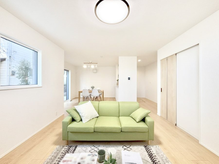 ���r���O�@�����`Living�`�@�Ƒ��̈�̊�����������L�X�Ƃ����X�y�[�X�B�Ƒ��Ɖ߂������Ԃ��؂ɂ�����Ƀs�b�^���̂�Ƃ�̏Z��Ԃł��B���q�l���������Ă����S���Č����܂��B�Ƒ��̏΂��������ɂ��ڂɕ����т܂��B