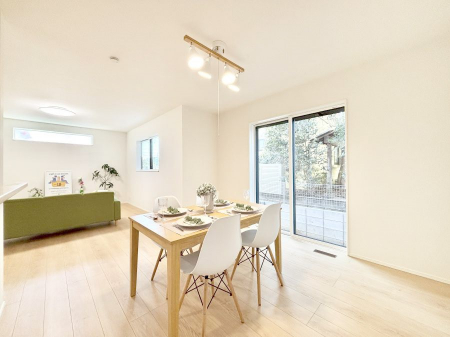 ���r���O�@�����`Living�`�@�O���̗��Ȃ��V���v���ł�������LDK�B�傫�ȑ�������������������ނ̂Ŏ��������邭�A�Ƒ��̌e���̏�Ƃ��ăs�b�^���ł��B�J�����Ɠ�������̗ǂ��𐥔񂲗����������I