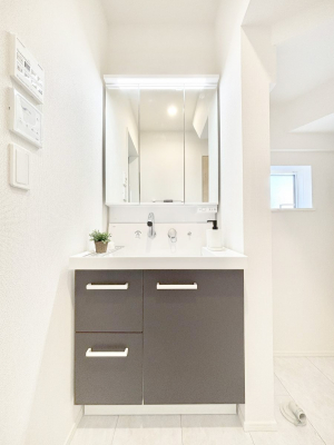 ���ʑ�E���ʏ��@�����`Dressing Room�`�@�Â��Ȃ肪���Ȑ��ʏ�����������ƍ̌��Ɗ��C���\�Ȃ̂ŋC�����悭���g�������܂��B�O�ʋ��^�C�v�̐��ʑ�͋������[�ŎU�炩�肪���Ȑ��ʏ����X�b�L����