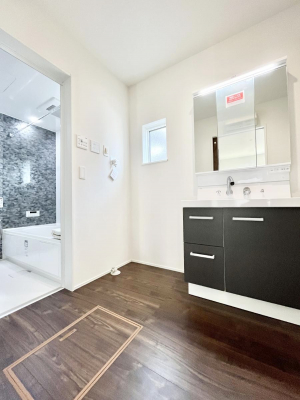 ���̑��@�������Q�������`Dressing Room�`  �\���ȑ傫���̐��ʑ�͎��[�����鎖�Ȃ���A�g�����Ȃ݃`�F�b�N�⎕�����ȂǁA���̍Q�����������Ԃł��z�e�����C�N�ȃX�y�[�X�ŗ]�T�Ƃ�Ƃ�������Ē����܂��B