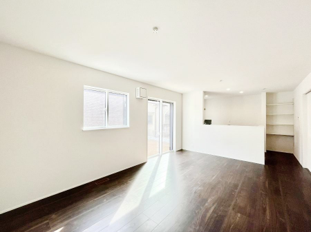 ���r���O�@�������Q�������`Living�`  �L���ȗz�������̏ꏊ���Ƃ炵�����B  �����邱�̋�Ԃ݂͂�Ȃ̏Ί炪�W���ꏊ�A����Y��A���邱�Ƃ̂Ȃ����킢���Ȃ���b���y���ގ��ԁA��������̎v�����Ԃ���ꏊ�B