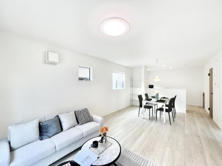 ���r���O�@�������P�������`Living�`�@�Ƒ��̐H����c���̂ق��A�q�ǂ���V�΂�����A�F�l���������肷��LDK�͏Z�܂��̒��S�B�����ԉ߂����ꏊ������A���̋�Ԃ͏Z�܂��S�̂̋��S�n�����E���܂��B