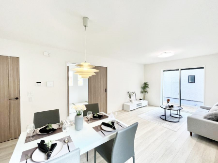 ���̑����ρ@�������P�������`Living�`�@�O���̗��Ȃ��V���v���ł�������LDK�B�傫�ȑ�������������������ނ̂Ŏ��������邭�A�Ƒ��̌e���̏�Ƃ��ăs�b�^���ł��B�J�����Ɠ�������̗ǂ��𐥔񂲗����������I